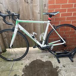 **READ AD** Boardman Sport X7 Road Bike 53cm Frame 700c Wheels 

53cm Frame
700c Wheels- Mavic CXC rims
16 Speed (2x8)- Shimano Claris

Brakes are good
Gears all fully functional
Tyre tread is ok

**Hair line Fracture in the forks** see pictures

Frame has some scratches/marks!

Good for use on a turbo trainer or for spare parts

£120 ono

No silly offers
No time wasters
No scammers

Local delivery can be arranged for a small fee

Thanks for looking!