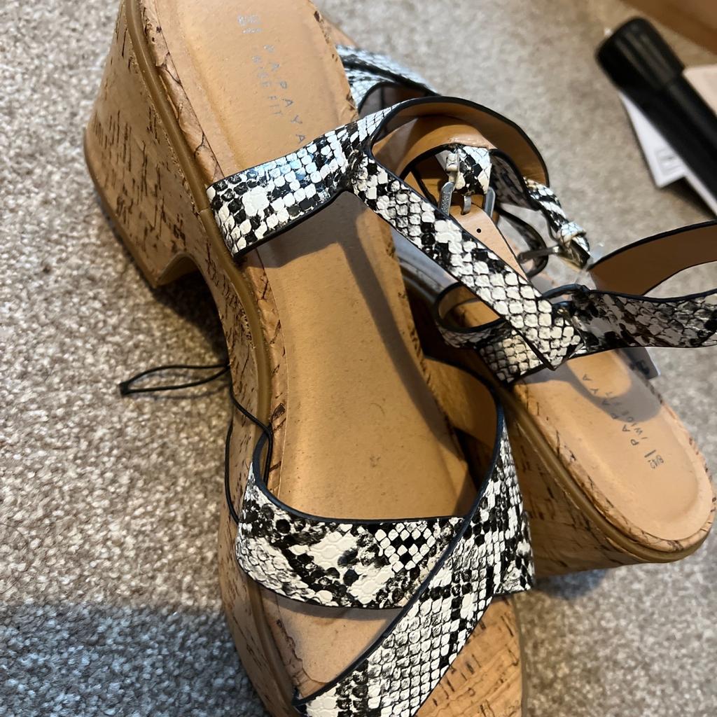 Brand new wide fit block heel sandals with a pretty black white and grey print. Never worn brand new from matalan Papaya.