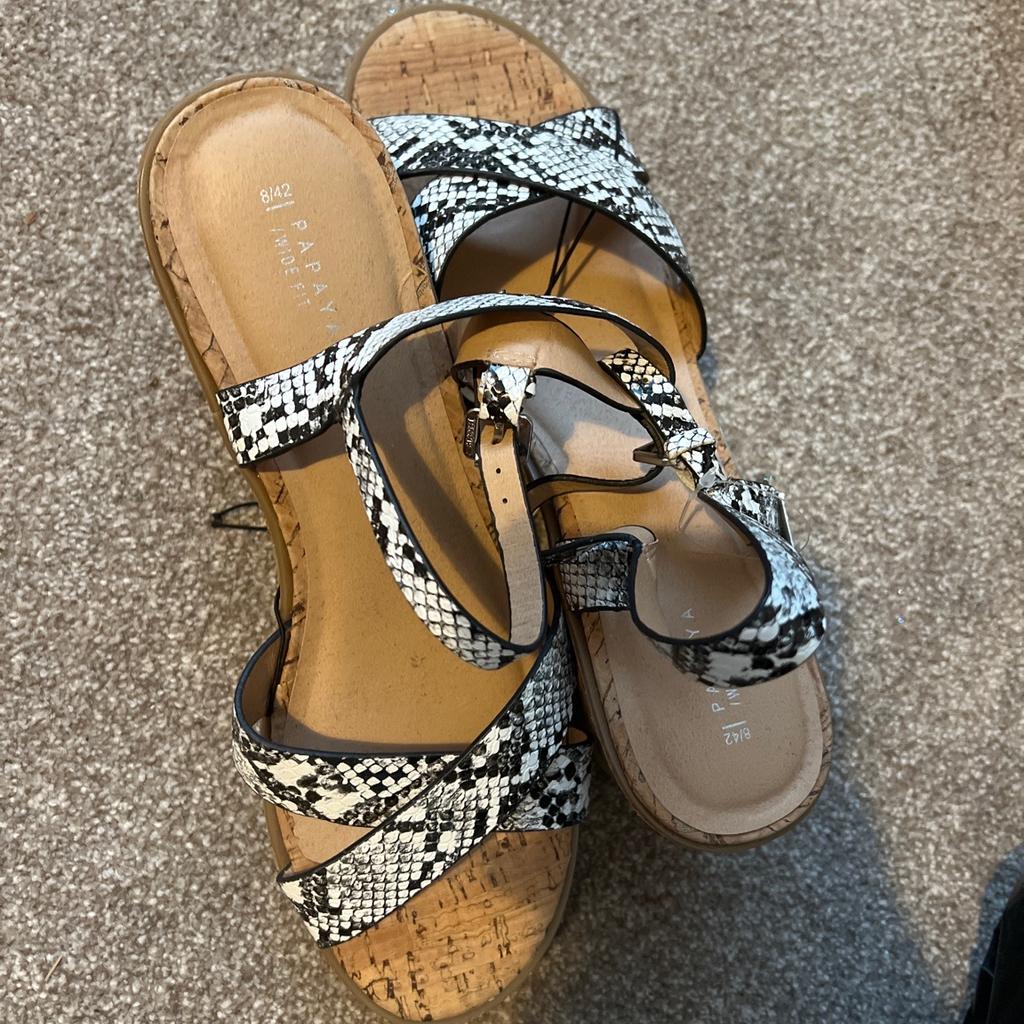 Brand new wide fit block heel sandals with a pretty black white and grey print. Never worn brand new from matalan Papaya.