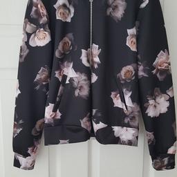 NEW LOOK BLACK CREAM FLORAL ROSE JACKET
Bomber Zip Up Casual 2 Pockets
SIZE: UK 6
NEW UNWORN
PIT TO PIT: 50CM
SLEEVE LENGTH: 58CM
LENGTH: 56CM
Collect Kings Heath Birmingham 13