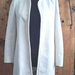 Wollweisse, elegante, längere Jacke
(reicht bei 170 über das Gesäss)
Von H&M, seltenst getragen
Gr 36