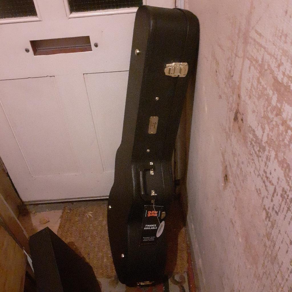 DREADNOUGHT GUITAR HARD CASE
VERY GOOD CONDITION
NICE SOFT INTERIOR DESIGN
GOOD PROTECTION FOR TRAVELLING WITH GUITAR.