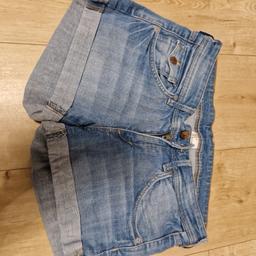verkaufe eine kurze jeansshorts von h&m
gr 38