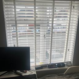 White Venetian blind
With thick tapes
112cm width x 105 cm drop
Paid £120 from ansome blinds 12 months ago
Bit dusty due to building work