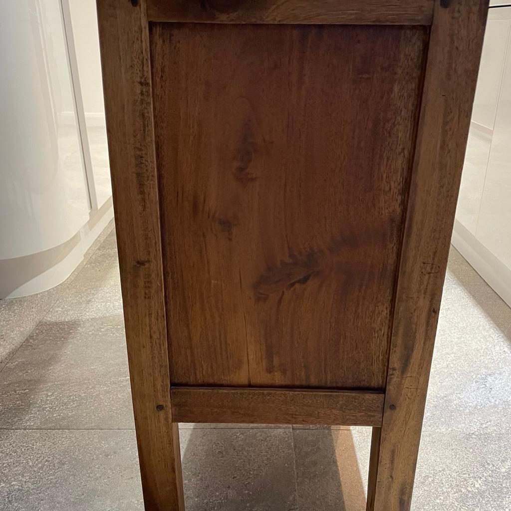 Wooden console table.

3 x drawers with scallop handles.

72 H x 60 W x 42 D (all measurements at widest points)

Good condition, with slight markings on top (as shown in photos)

Collection only.