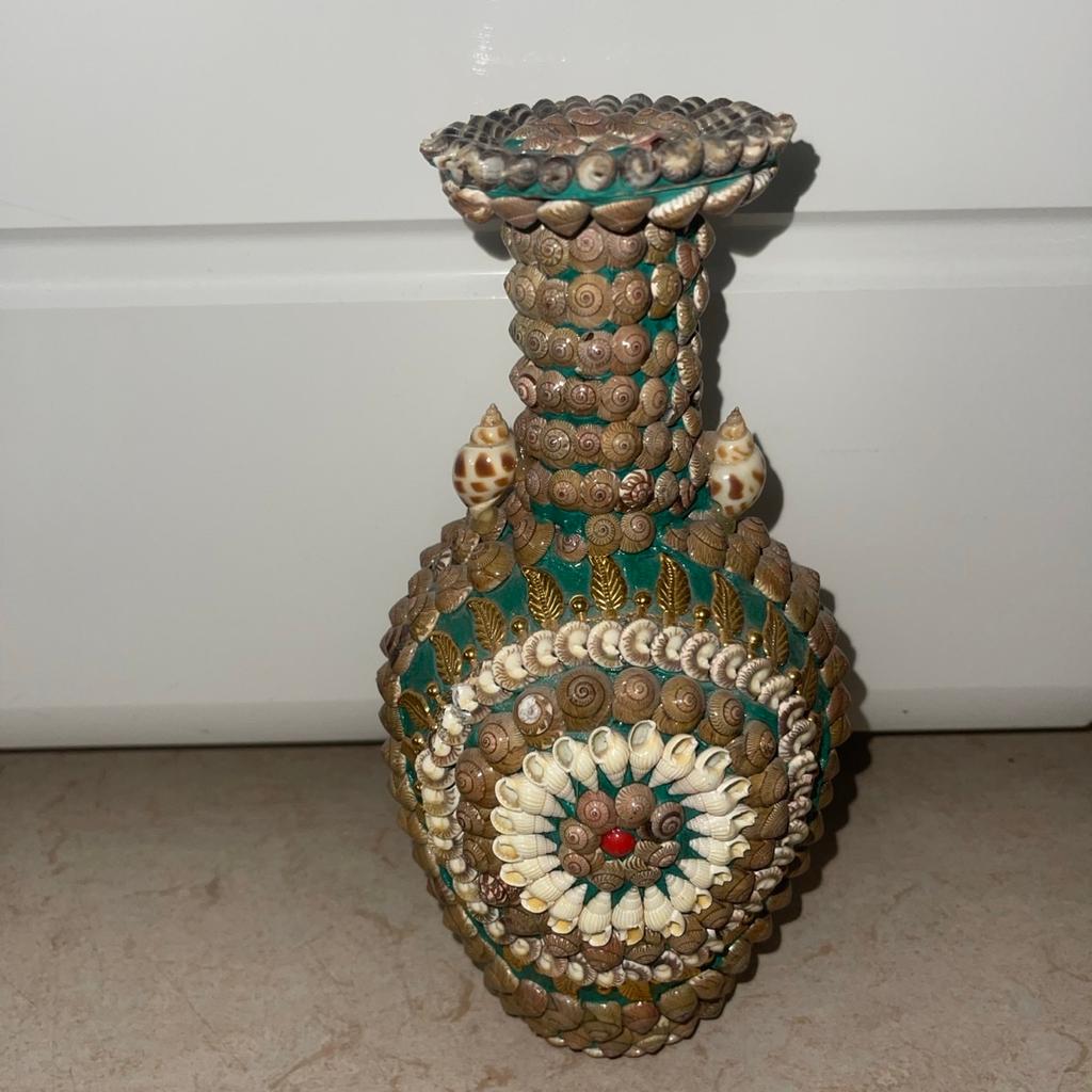 2 Stück.Spezielle handgefertigte einzelne kleine Muscheln werden in eine Vase gestellt. Höhe:23 cm.Sehr gutem Zustand.