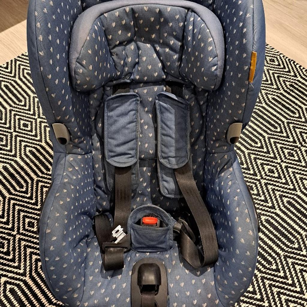 Maxi Cosi car seat' it swivels round and is for age up to 4 years. It also reclines.
it is a blue colour with hearts.
Good condition' collection only.