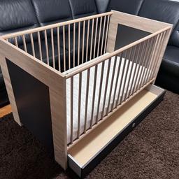 Mehrteiliges Babyzimmer bestehend aus Gitterbett (75x143x85) mit gebrauchter Matratze inkl Schublade unterm Bett und zwei Seitenwände zum Umbauen für Kinderbett. Kommode mit Wickelaufsatz (58x109x87) Kleiderschrank (135x58x197) offenes Regal (38x47x197). Alles ist in einem guten Zustand