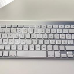 Ich verkaufe mein Apple Magic Keyboard, da ich mir kürzlich das Apple Magic Keyboard mit Ziffernblock geholt habe.

Die Tastatur ist in einem sehr guten Zustand. Es war immer eine Abdeckung drauf, um Verschmutzungen zu vermeiden.
Die zwei Batterien halten lange. Bei täglichem Gebrauch musste ich sie nur ca. alle 4-5 Monate wechseln.

Nichtraucher Haushalt.

Da es sich um einen Privatverkauf handelt ist eine Garantie, Reklamation oder Rücknahme nicht möglich.

Nur Abholung.