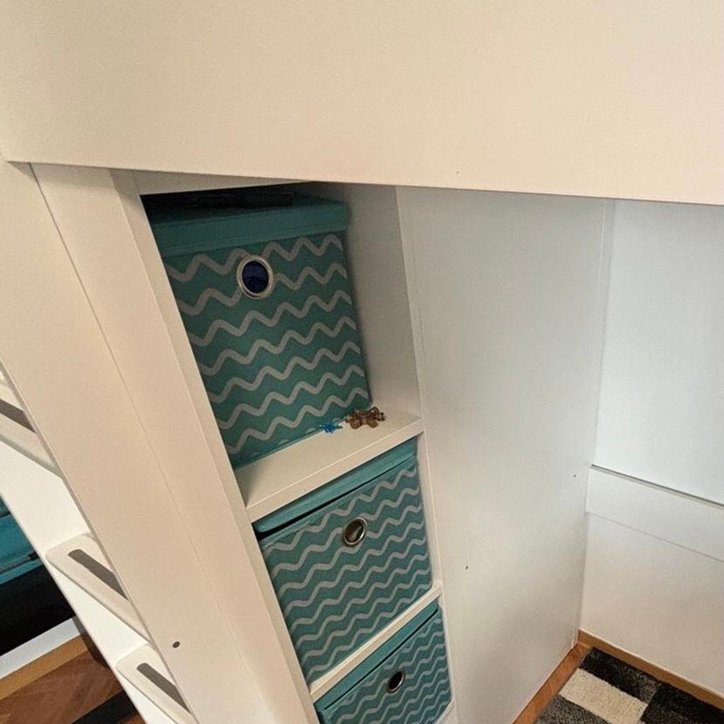 Ich verkaufe Ikea Hochbett mit Schreibtisch Lattenrost und Kleiderschrank 1in einem in sehr guten Zustand in Blau Weiß.
Das Möbelstück befindet sich in einem Nichtraucher und Tierfreien Haushalt.
Ohne Matratze