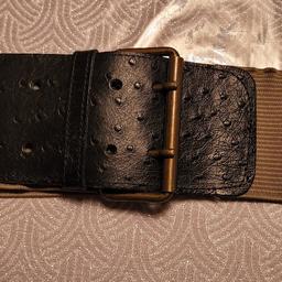 Stretchgürtel braun mit 8cm Breite
Lederschnalle schwarz genarbt
Bei Versand +5.71€