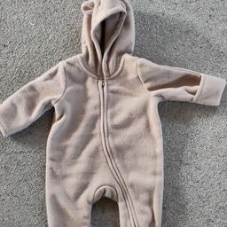 Baby Fleece-Overall in beige mit Kapuze
Neu, nur Etikett entfernt
Originalpreis €24,99

Selbstabholung