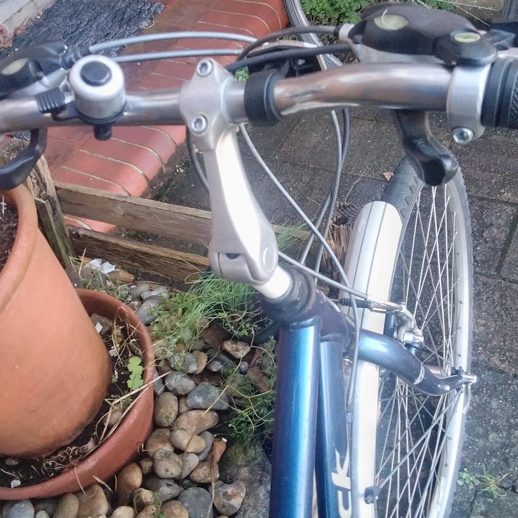17in light alloy frame.700c wheels.New brake blocks and cables.New rear inner tube.
Just serviced.
24 Shimano gears.
Top quality bike.Current version retails at over £500.
Usual scuffs and scratches but rides well.
Will include lights and wicker basket.

Collection in person only from KT19 0DL