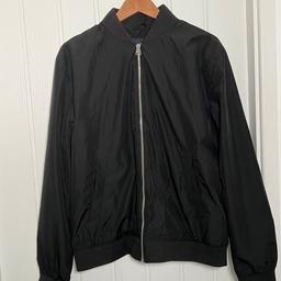 Only worn once 
Great quality
Zipper works 
Retails at H&M for £33