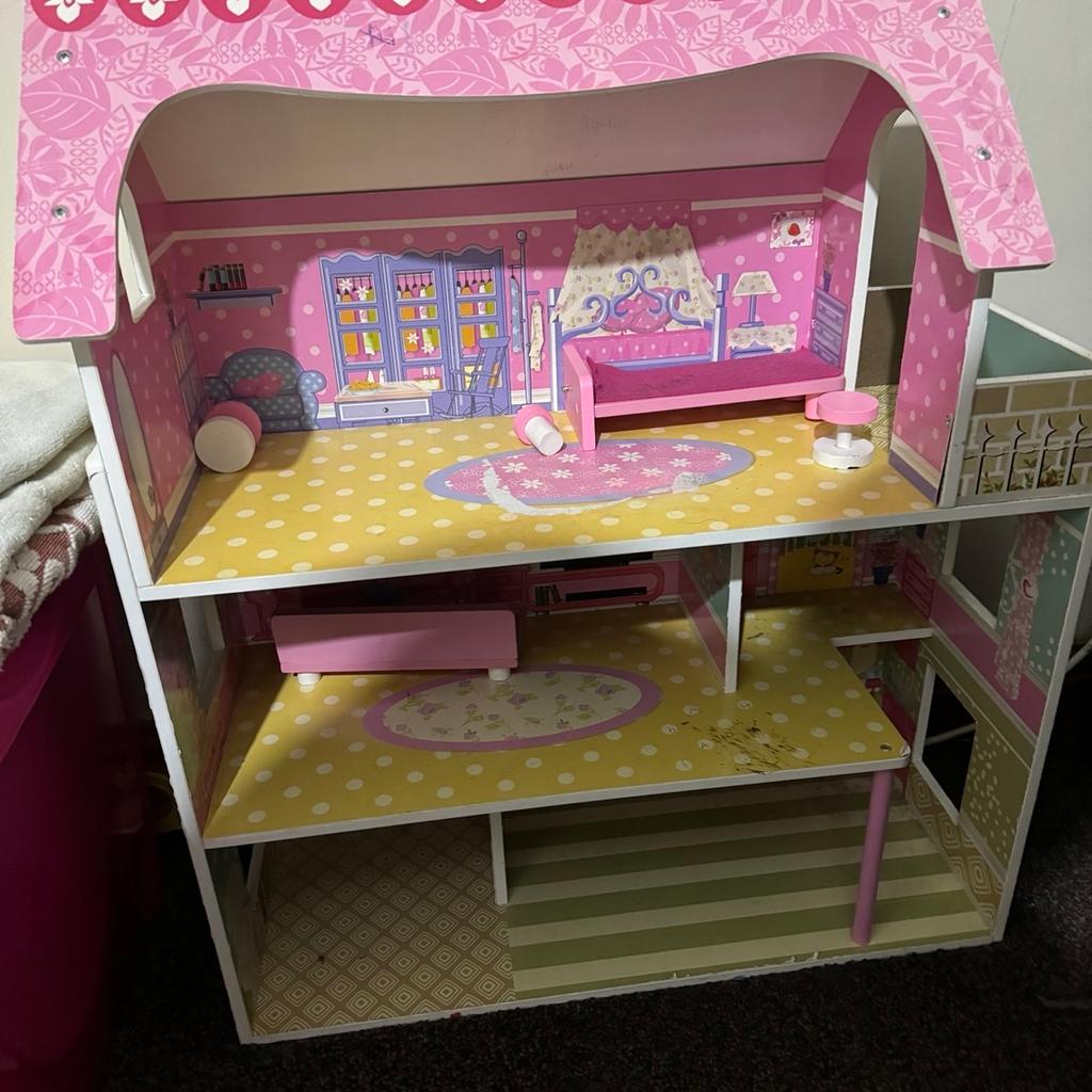 Doll house in good condition. Some of the items with the dollhouse are missing.