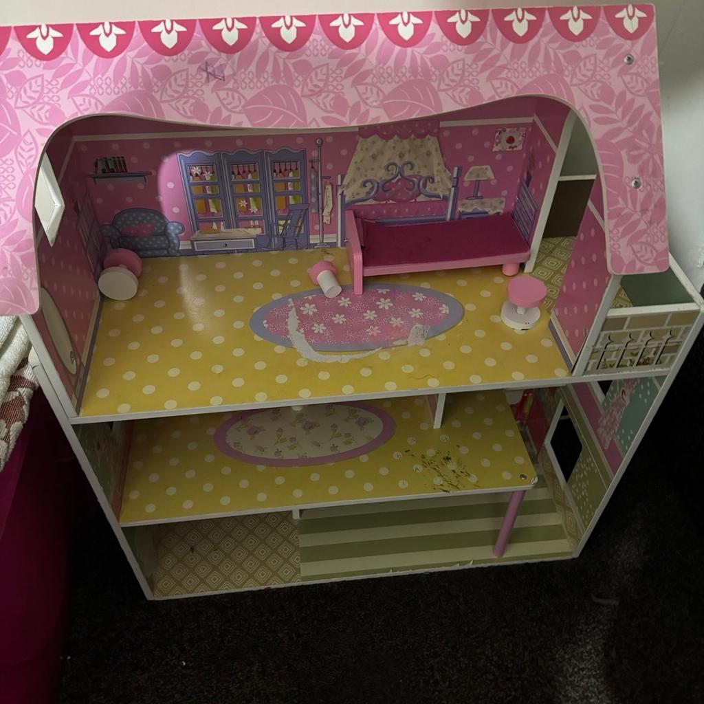 Doll house in good condition. Some of the items with the dollhouse are missing.