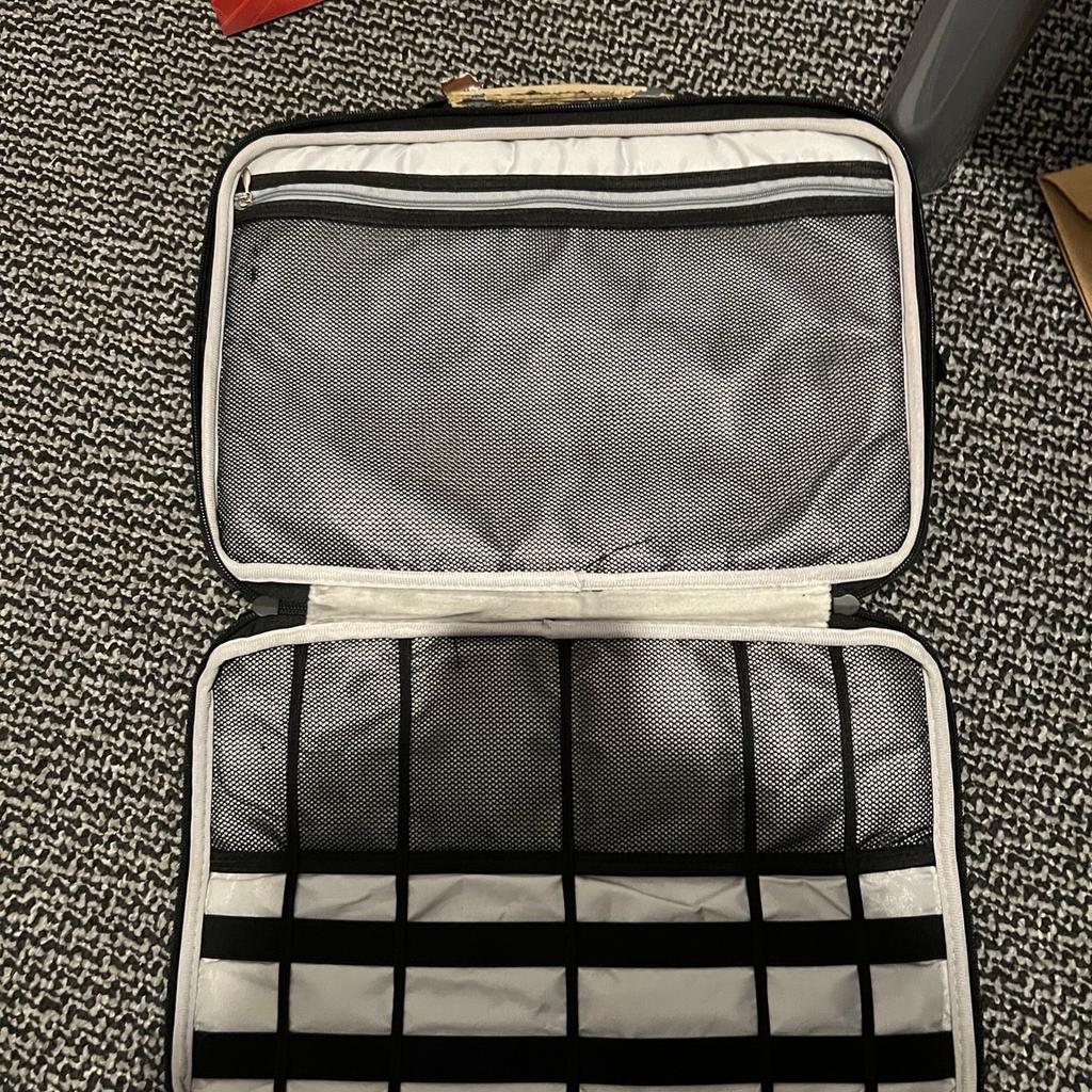 Used
Handle fabric has been taken off
Works perfect
Multiple compartments for cables, plugs, usbs, etc.
separate padded section for laptops, iPads, tablets, phones, books.
Straps to hold things in place.
Zippers work great.