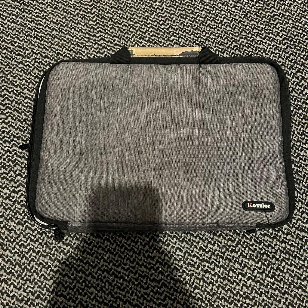 Used
Handle fabric has been taken off
Works perfect
Multiple compartments for cables, plugs, usbs, etc.
separate padded section for laptops, iPads, tablets, phones, books.
Straps to hold things in place.
Zippers work great.