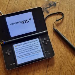 Voll funktionsfähiger und einwandfreier Nintendo DSi XL mit Touchpen und Ladegerät in Originalverpackung
Kaum Gebrauchsspuren vorhanden> neuwertig

Farbe: braun