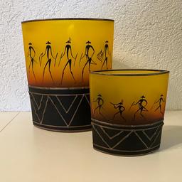 Sehr dekorative Vasen im afrikanischen Stil
Große Vase 21 × 10 x 25 cm
Kleine Vase 15 x 15 × 7 cm
Im Licht sehr schön leuchtend, sehr dekorativ, sehr robustes Glas. Ineinanderstellbar.
Nur für Selbstabholer!