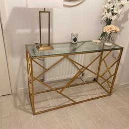 Gold console table with glass top - used good condition.

Approx measurements:

Height: 78 cm
Length: 120 cm
Width: 40 cm

Collection bow E3