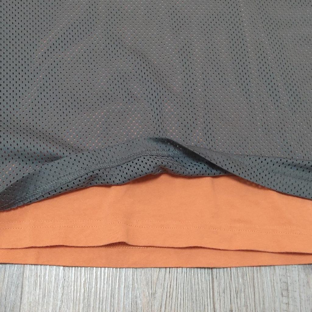 Sehr gut erhaltenes, grau-orangefarbenes Doppelshirt
der Marke: adidas Gr. S aus: 100% Polyester, orangefarbenes
Innenshirt aus: 100% Baumwolle, Brustweite: 53cm, Länge: 65cm Nichtraucherhaushalt! Versand bei Kostenübernahme möglich!