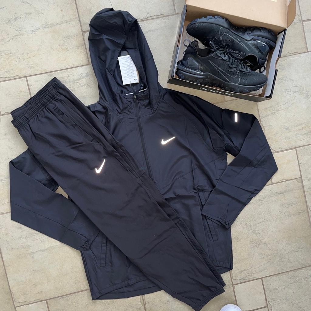 Nike Miler Repel Tracksuit Black

Size: Large (Full Set) ✅.

See the Picture for an Outfit Idea!
(Shoes Sold Separately) 👟.

100% Genuine Seller ✅.

Item is in Brand New Condition ✅.

Harveysstreetwear EST. 2022 .