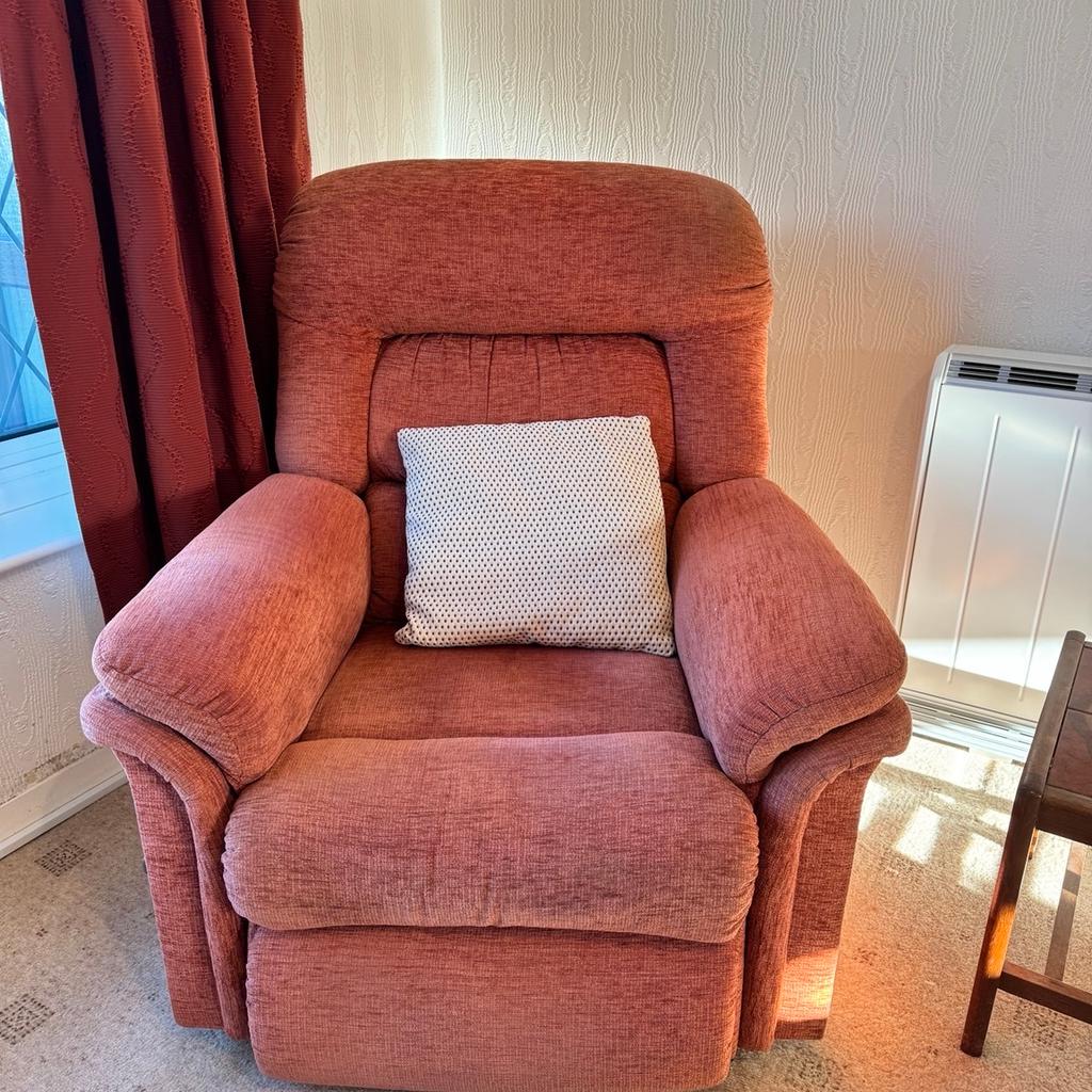 From a smoke and pet free home.
Having a house clearance, all have to go.
Both sold together.
Chair reclines
sofa:
63cm H-2ft
186cm L-6ft1
chair:
87cm-2ft10
98cm H3ft2