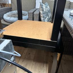 Verschenke beide Ikea Tische. Die Tische weisen starke gebrauchtspuren auf (siehe Bild). 
L 40 cm / B 55 cm ( Quadrattisch ).

Da privat Verkauf keine Rücknahme!
Versand NICHT möglich!