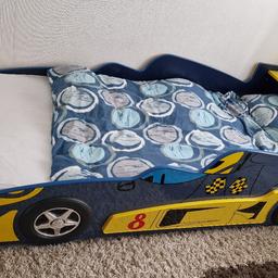 Kinder Auto Bett
In einem guten Zustand.
lattenrost und Matratze dabei.
Nur an selbstabholer.