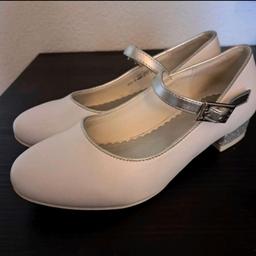 Verkaufe Erstkommunion Schuhe der Marke Graceland. gr 32, finde aber eher 33. Meine Tochte hat sie 1x getragen