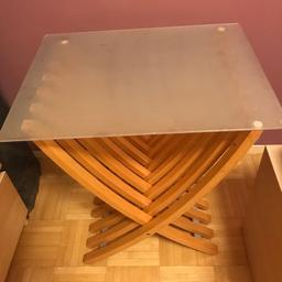 Tische, auch einzeln, zu verkaufen, auch als Nachttisch möglich, mit Glasplatte, gut transportierbar, kein Versand
41 x 53, Höhe 56cm, Preis pro Tisch 30€