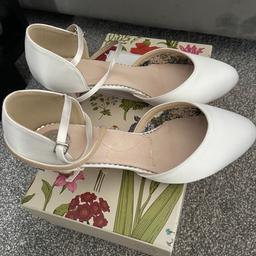 Brand new wide fit size 7 bridal shoes from the perfect bridal company never worn

Cash and Collection only from WV1

38.00