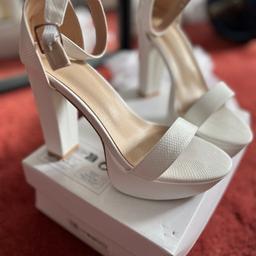 White strappy sandal 
Missed return deadline 
Too big
In original box with dust bags 
Size 5 euro 39
Block heel and platform
