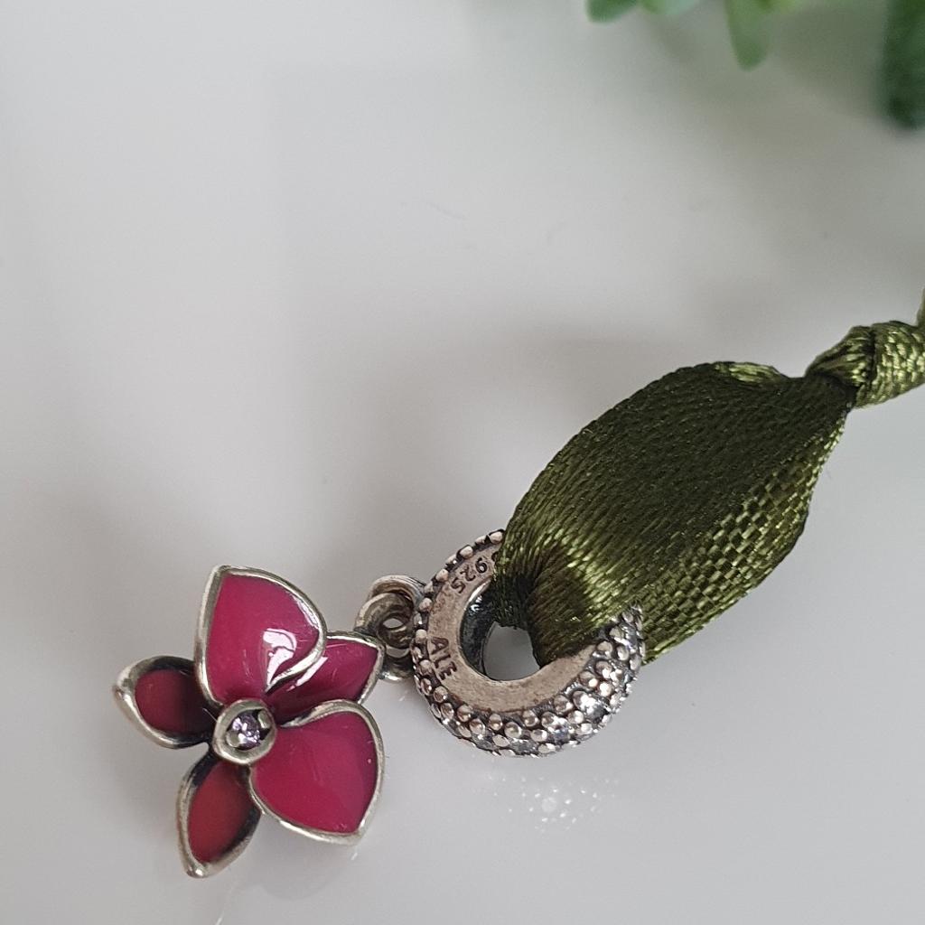 Original Pandora Charm
"Strahlende Orchidee"
Fuchsiafarbenes Emaille
mit weissen Zirkonias
Silber 925 ALE gestempelt.
NEU!!!
