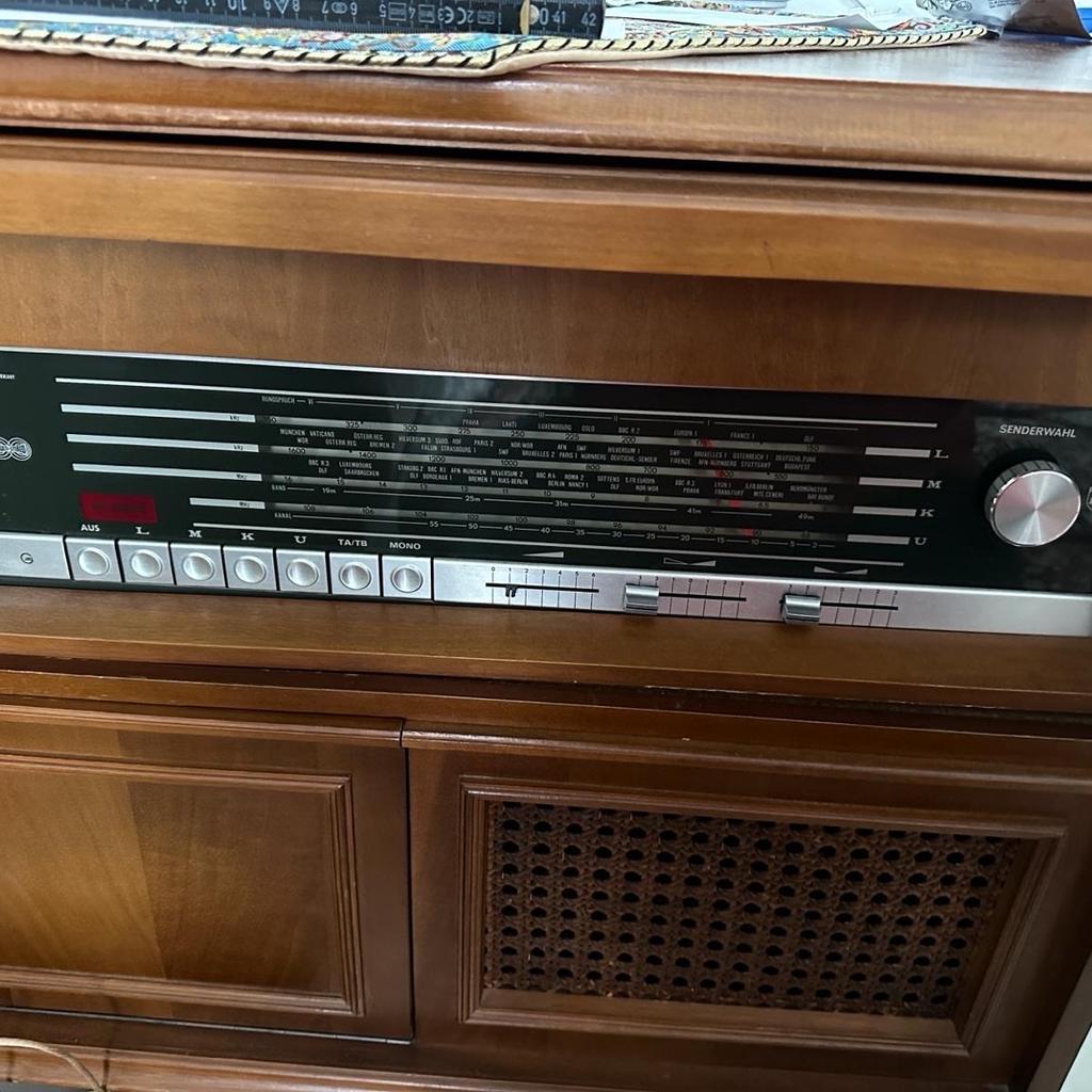 Sehr Tolle antik Kommode
Fast 70 Jahre, mit Ausweis
Mit Radio und gramafon beide funktionieren
Sehr gute Zustand
Sehr gut gepflegt
Gr B 120 T 40 H 80
Nur abholen