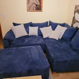 Wir verkaufen eine tolle blaue Couch. Außenmaße 2,25 m x 1,82 m. Die Sitztiefe ohne Kissen ist 90 cm, mit Sitzkissen ca. 65 cm. Sitzhöhe 42 cm.
Der Hocker, um aus der Couch eine Schlafgelegenheit zu machen, hat die Maße 1,00 m x 0,80 m. Mit dabei sind 5 große blaue Kissen und 4 weiße Kissen.
Nur Abholung.