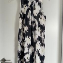 Kleid H&M gemustert, Größe 38, sehr guter Zustand, gerader Schnitt, ohne Ärmel, Versand gegen Aufpreis