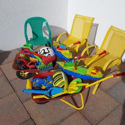 Kinderspielzeug 
2 Schubkarren 
2 Kinderstühle gelb mit Metallrahmen 
1 Kinderstuhl grün in Plastik 
+ Gartenspielzeug siehe Fotos