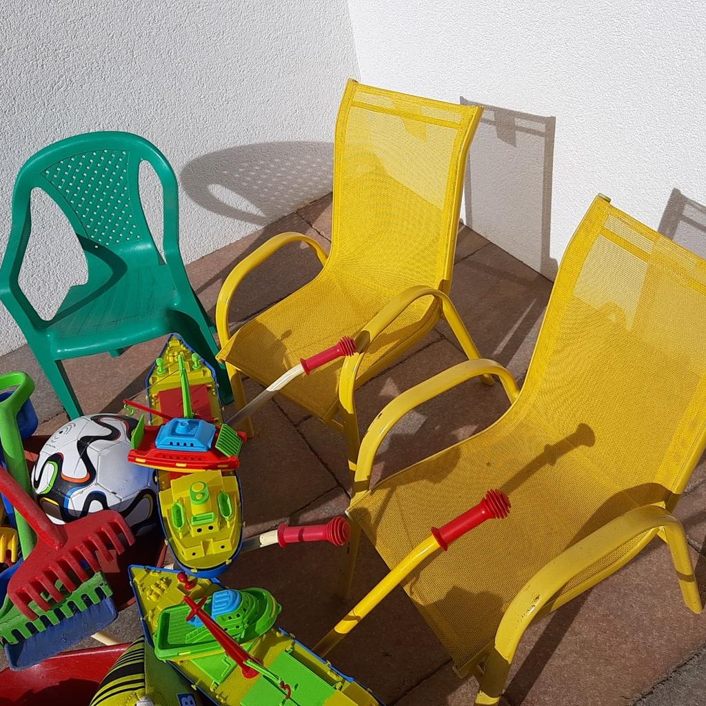Kinderspielzeug
2 Schubkarren
2 Kinderstühle gelb mit Metallrahmen
1 Kinderstuhl grün in Plastik
+ Gartenspielzeug siehe Fotos