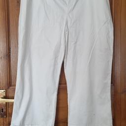 Ladies cropped trousers. Size 18. White with black trim waistband. Zip at side. Fake back pocket with black trim. Has some bobbling at inner thigh area which can easily be shaved down. Pls see pics as not refundable. In good worn condition. Plenty wear left. Has been in storage (hence the creases), so will need a light rinse. Gr8 item for your holidays!