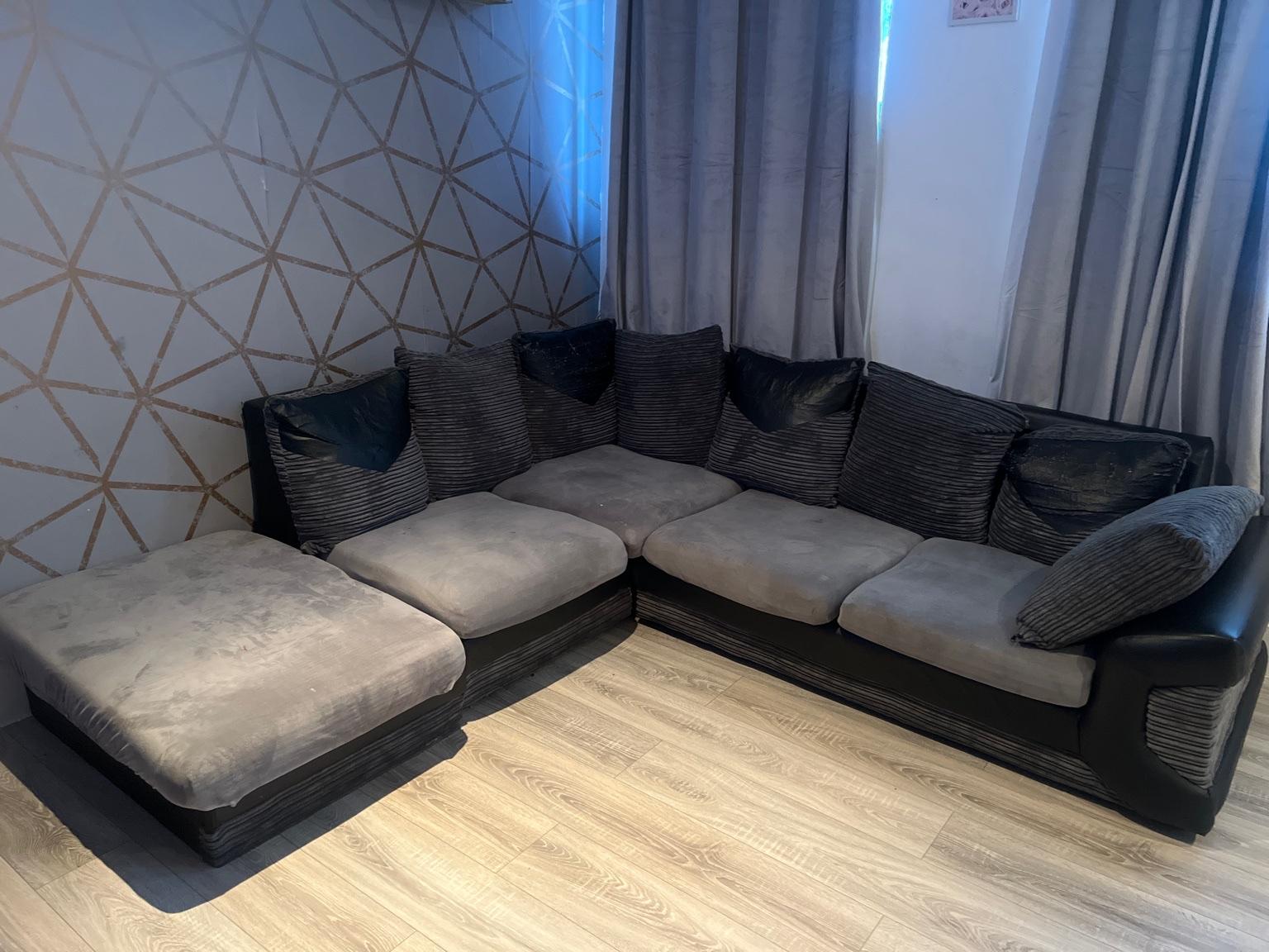 Black and grey L shape sofa in SE15 London für £ 175,00 zum Verkauf