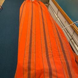 Original 70er Jahre
Vintage Vorhänge
Orange

Super Qualität und Zustand
Wohl Baumwolle

Maße in cm:

Vorhang orange gestreift
Länge 122, Breite 180