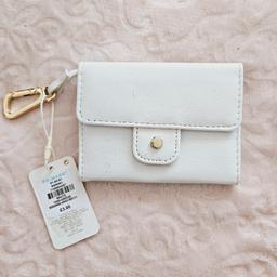 Small white purse, new but has a slight mark as in pics. Press stud front fastening, compartment for cards.

cash and collection only, thanks.
possible delivery to Conisbrough on Saturday mornings only around 11 am.