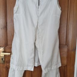 Ladies trouser suit. White. No label but have listed as Size M. Measurement of waist of trousers when laid flat approx 15". Inside leg approx 28". Length of top from shoulder to hem approx 29". Pit to pit approx 19". Has been worn but plenty wear left. Will need a light rinse as been in storage, hence the creases. Would benefit from using Vanish for faint pit stains (sorry ran out). Pls see pics as non refundable. Top has hook and eye closure. Trouser has zip. Classic!