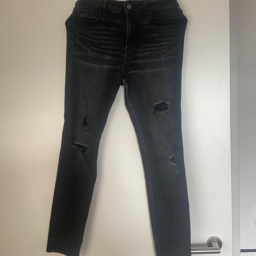 Schwarze Jeans mit Löchern

Entweder Abholung oder für den Versand bezahlen
