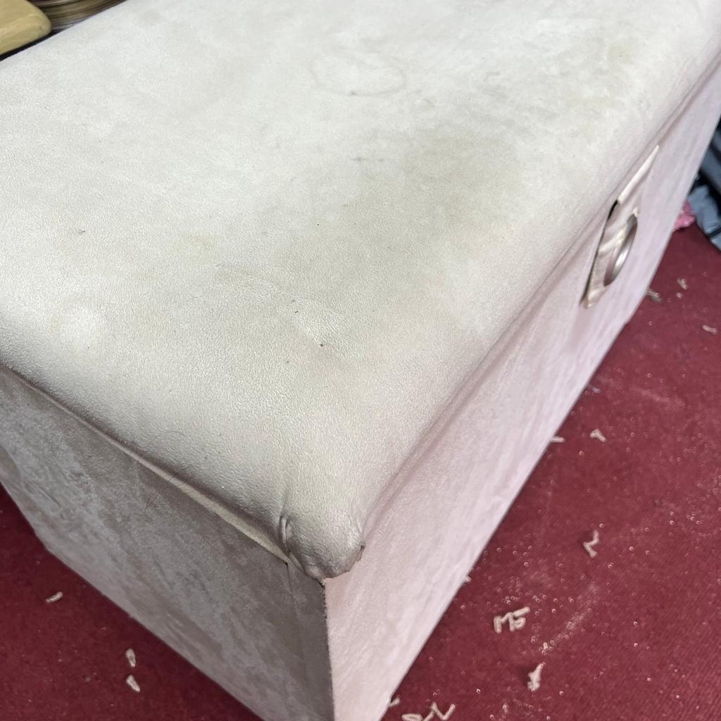 Ottoman storage box, great to store extra stuff in or kids toys/ blankets etc, in good condition just got a few marks on top as its suede material. Comes with legs aswell.