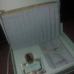 Les Nereidas Paris
Rue Paradise perfume of 30 ml and a bracelet pouch and makeup pouch.