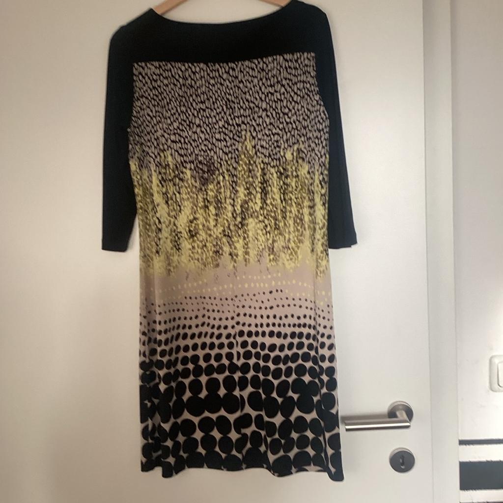 Buntes Kleid mit Muster von Betty Barclay

Entweder Abholung oder für den Versand bezahlen