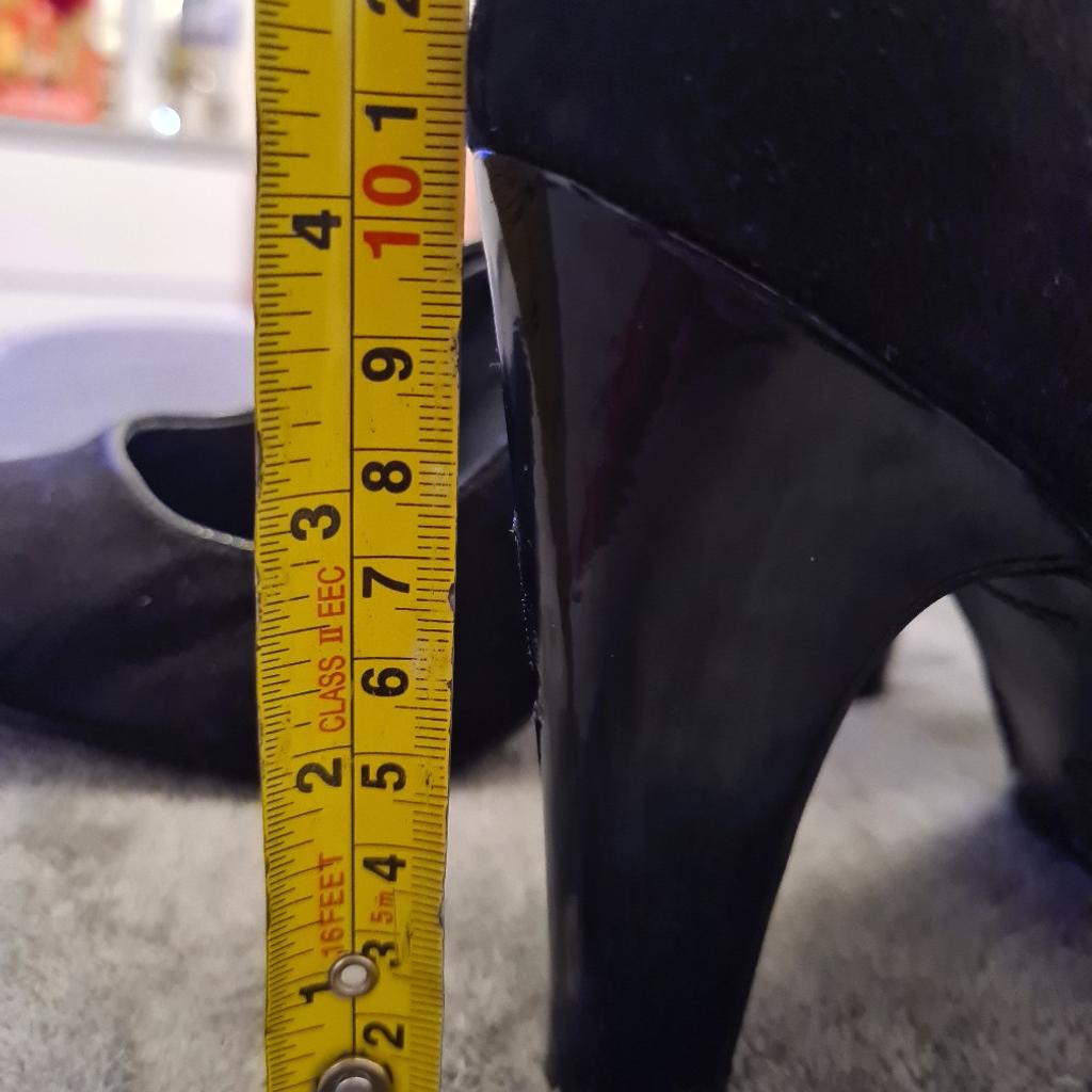 New Look Black Strap Heels size UK 6

Only worn once. Scratch mark on back of Right heel as shown.

Collect from NG4 Area. Can post for additional £4